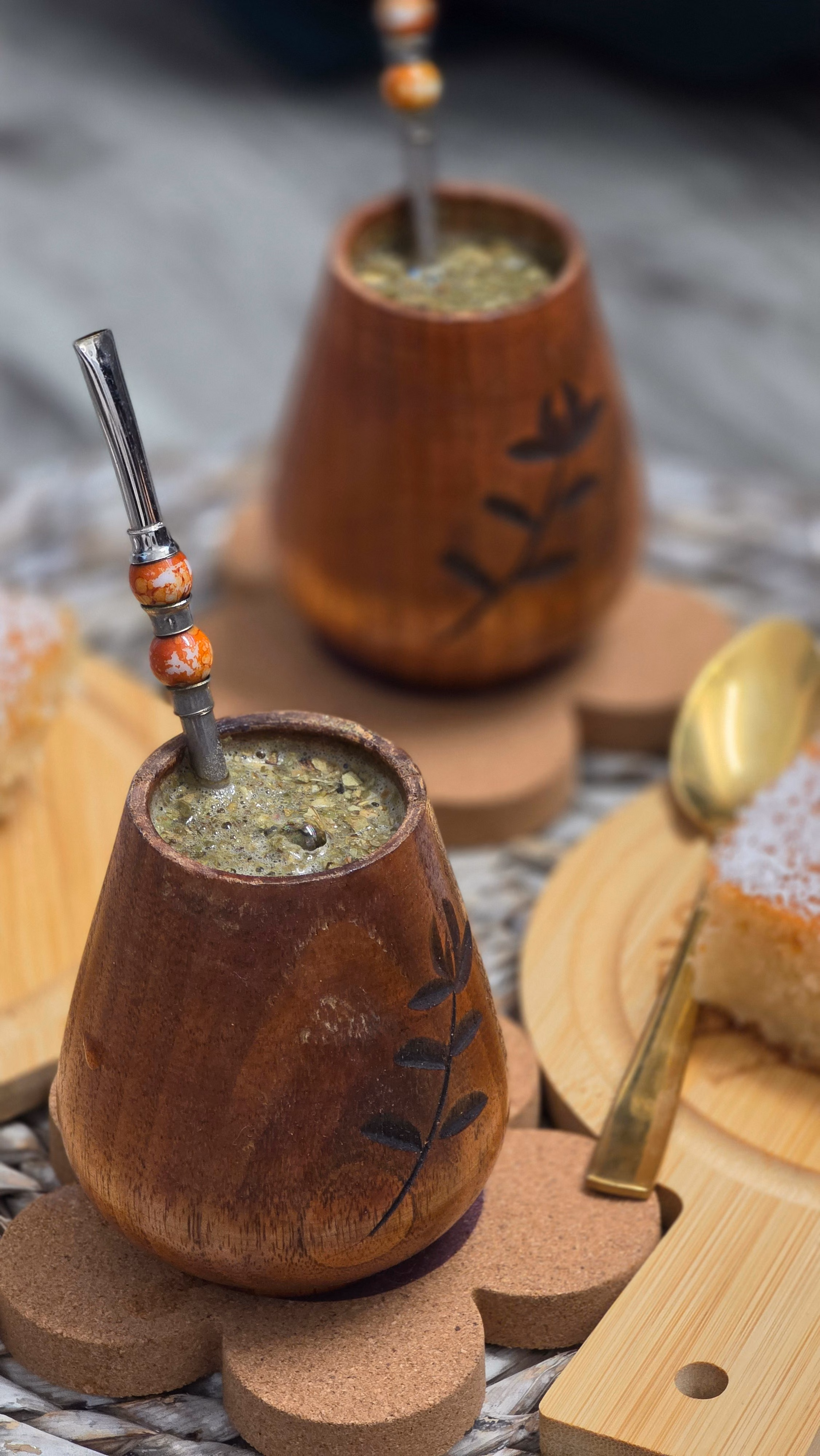 Provoleta fundida servida en cazuela de hierro
